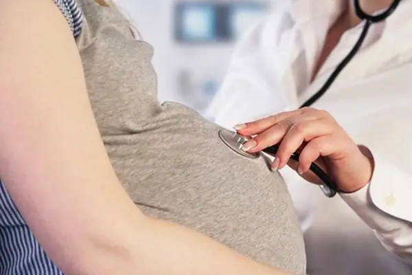 Femme enceinte chez le médecin