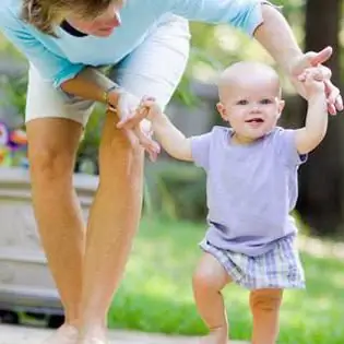 Quando un bambino inizia a camminare in modo indipendente: norme e caratteristiche