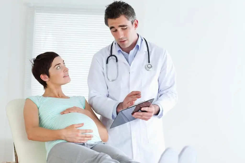 Femme enceinte au cabinet du médecin