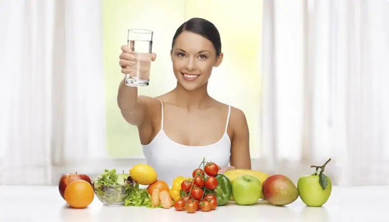 Chica con un vaso de agua